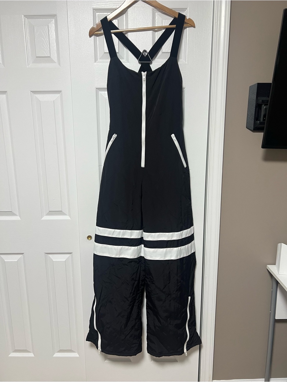 Fashion Nova Hit The Slopes Ski Jumpsuit Black White NWT M - Picture 4 of 9